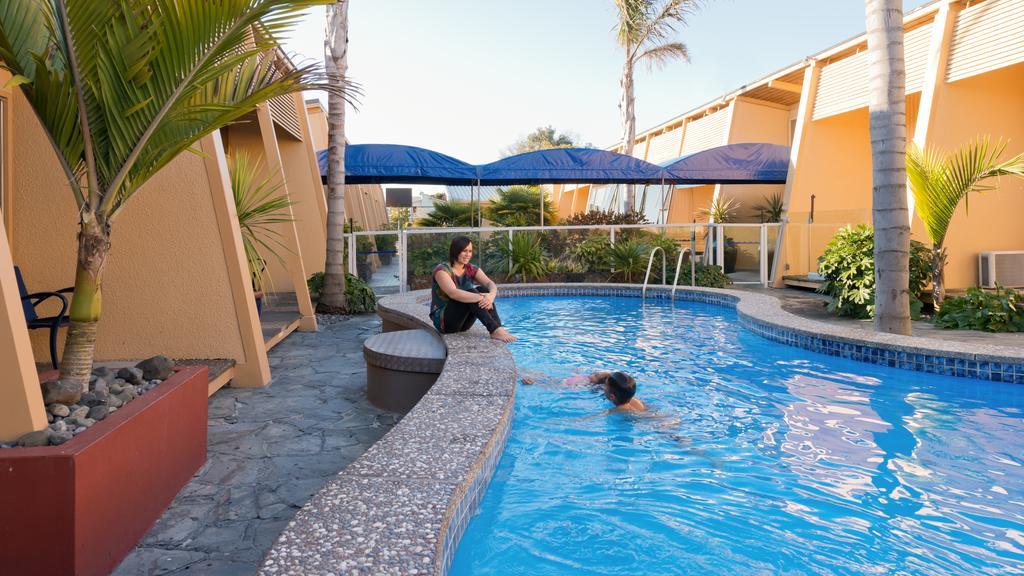 Oasis Beach Motel Taupo Exterior photo