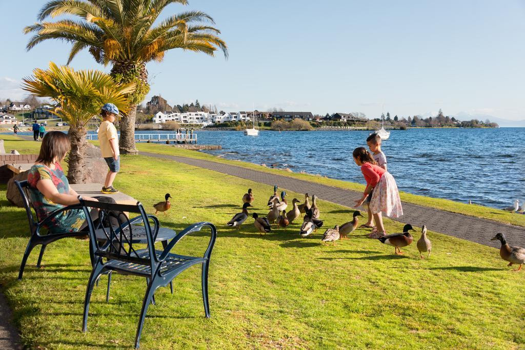Oasis Beach Motel Taupo Exterior photo