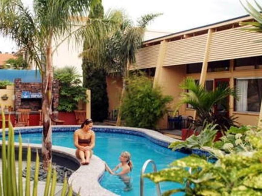 Oasis Beach Motel Taupo Exterior photo