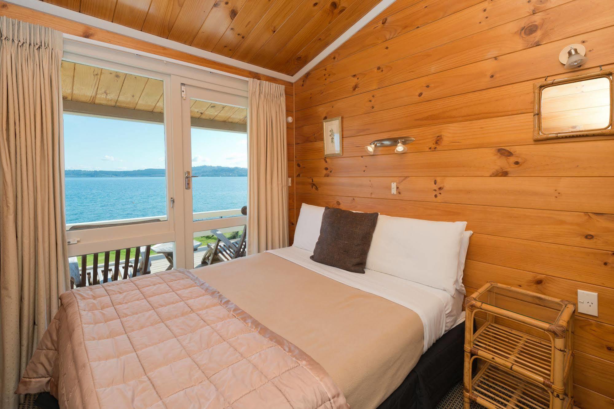 Oasis Beach Motel Taupo Exterior photo