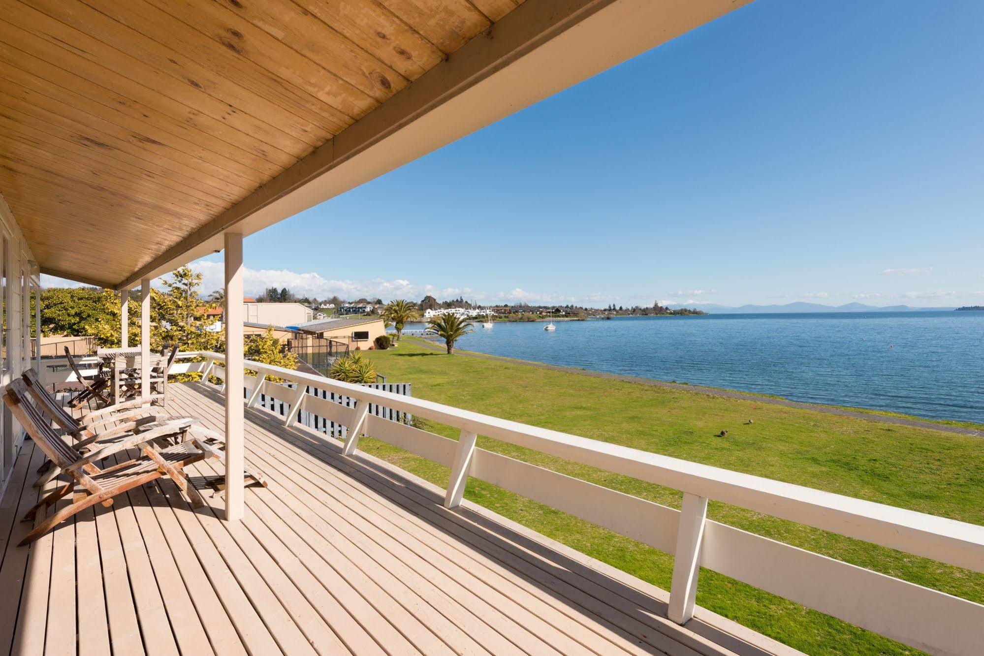 Oasis Beach Motel Taupo Exterior photo