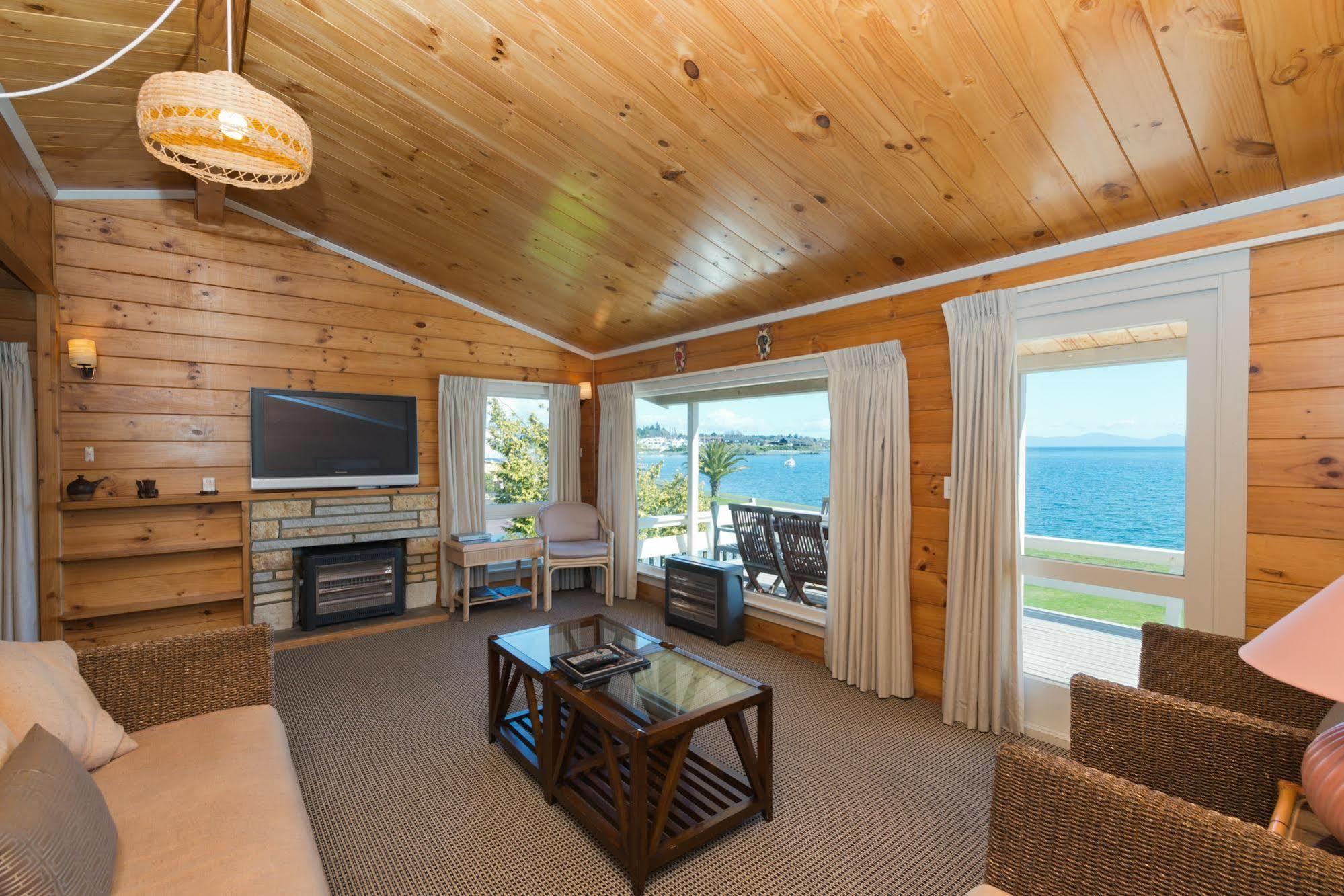 Oasis Beach Motel Taupo Exterior photo