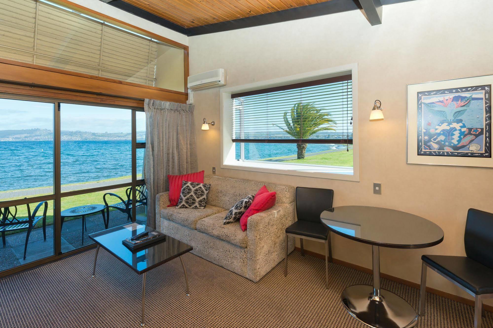 Oasis Beach Motel Taupo Exterior photo