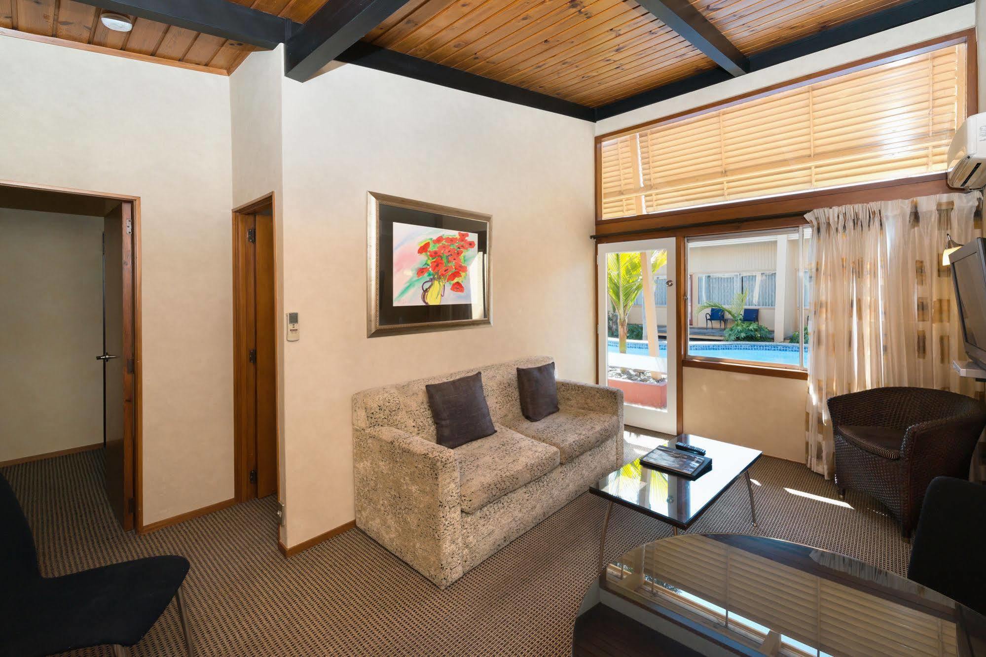 Oasis Beach Motel Taupo Exterior photo