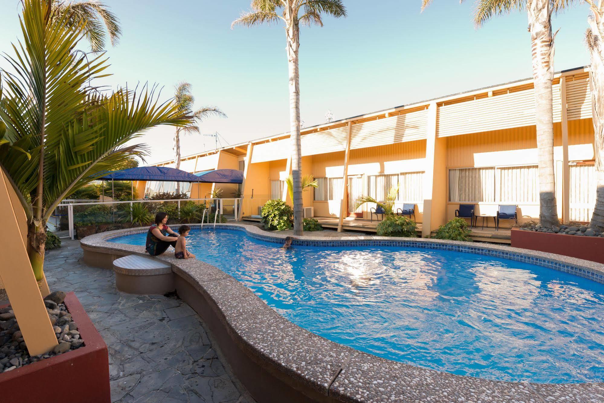 Oasis Beach Motel Taupo Exterior photo