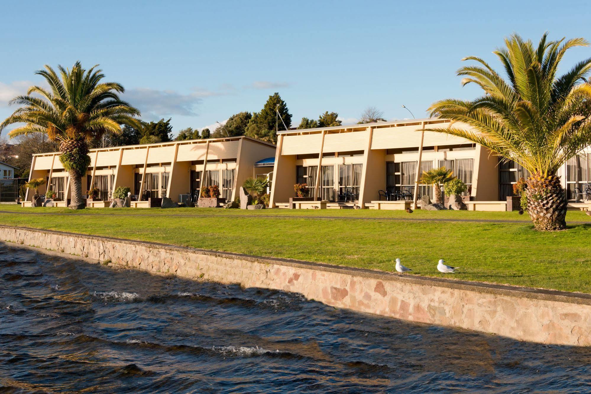 Oasis Beach Motel Taupo Exterior photo